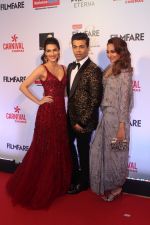 Kriti Sanon, Karan Johar, Sonakshi Sinha at the Red Carpet Of Filmfare Glamour & Style Awards on 1st Dec 2017 (135)_5a22485f930d0.JPG