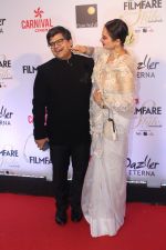 Rekha at the Red Carpet Of Filmfare Glamour & Style Awards on 1st Dec 2017 (18)_5a224a14d5c8d.JPG