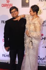 Rekha at the Red Carpet Of Filmfare Glamour & Style Awards on 1st Dec 2017 (19)_5a224a157b25b.JPG