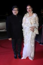 Rekha at the Red Carpet Of Filmfare Glamour & Style Awards on 1st Dec 2017 (379)_5a224a1a86b64.JPG