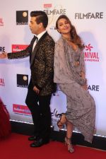 Sonakshi Sinha, Karan Johar at the Red Carpet Of Filmfare Glamour & Style Awards on 1st Dec 2017 (129)_5a224733d5055.JPG