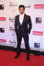 Varun Dhawan at the Red Carpet Of Filmfare Glamour & Style Awards on 1st Dec 2017 (296)_5a224a7a36173.JPG