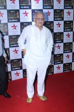 Gulzar at the Red Carpet of Star Screen Awards in Mumbai on 3rd Dec 2017 (112)_5a24ce7224b7c.JPG