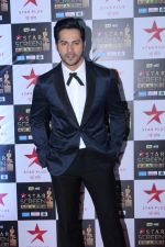 Varun Dhawan at the Red Carpet of Star Screen Awards in Mumbai on 3rd Dec 2017 (240)_5a24d097045c1.JPG