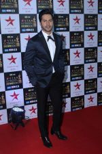 Varun Dhawan at the Red Carpet of Star Screen Awards in Mumbai on 3rd Dec 2017 (242)_5a24d0824f860.JPG
