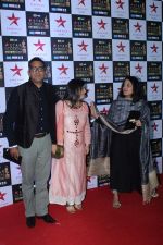 at the Red Carpet of Star Screen Awards in Mumbai on 3rd Dec 2017 (140)_5a24cddd9008b.JPG