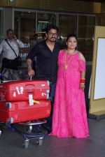 Bharti Singh and Harsh Limbachiyaa spotted in Mumbai After Marriage on 6th Dec 2017 (55)_5a281d9e507ec.JPG