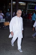 Gulzar Spotted At Airport on 6th Dec 2017 (11)_5a281ce5912a3.JPG