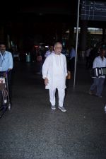 Gulzar Spotted At Airport on 6th Dec 2017 (7)_5a281ce32f76c.JPG