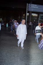 Gulzar Spotted At Airport on 6th Dec 2017 (9)_5a281ce45f49e.JPG
