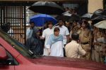 Shah Rukh Khan at Shashi Kapoor Funeral on 4th Nov 2017 (62)_5a2808757a6de.jpg