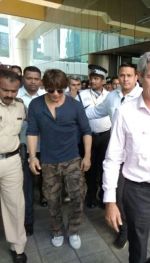 Shah Rukh Khan Spotted At Wockhardt Building BKC on 13th Dec 2017 (7)_5a312d3b94087.jpg