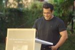 Salman Khan at the Launch Of Bina Kak_s Book Silent Sentinels Of Ranthambhore on 13th Dec 2017 (224)_5a32394813ea4.JPG