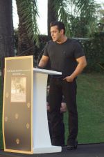 Salman Khan at the Launch Of Bina Kak_s Book Silent Sentinels Of Ranthambhore on 13th Dec 2017 (230)_5a32394c4f523.JPG
