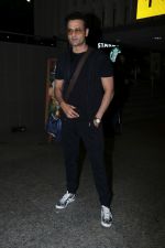 Rohit Roy Spotted At Airport on 14th Dec 2017 (11)_5a3372b32b583.JPG