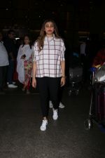 Daisy Shah Spotted At Airport on 16th Dec 2017 (3)_5a3520fa917e3.JPG