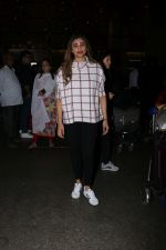 Daisy Shah Spotted At Airport on 16th Dec 2017 (5)_5a3521048a30a.JPG