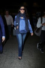 Kajol Spotted At Airport on 16th Dec 2017 (12)_5a352108e4d96.JPG