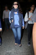Kajol Spotted At Airport on 16th Dec 2017 (13)_5a352109a00fe.JPG