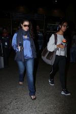 Kajol Spotted At Airport on 16th Dec 2017 (4)_5a3521028f499.JPG
