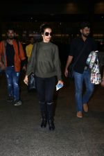 Malaika Arora Spotted At Airport on 16th Dec 2017 (13)_5a35211e9ae13.JPG