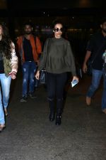 Malaika Arora Spotted At Airport on 16th Dec 2017 (16)_5a352120a57e7.JPG