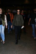 Malaika Arora Spotted At Airport on 16th Dec 2017 (17)_5a3521214ed94.JPG