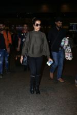 Malaika Arora Spotted At Airport on 16th Dec 2017 (8)_5a35211a8330d.JPG
