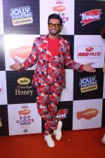 Ranveer Singh at Orange Carpet Of Nickelodeon Kids Choice Awards 2017 on 15th Dc 2017 (23)_5a35241882629.JPG