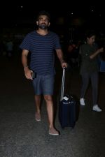 Zaheer Khan Spotted At Airport on 16th Dec 2017 (15)_5a35212f26364.JPG