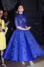 Alia Bhatt at the Red Carpet Event Of Zee Cine Awards 2018 on 19th Dec 2017 (261)_5a3a0b32109a9.JPG