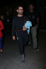 Aamir Khan Spotted At Airport on 26th Dec 2017 (10)_5a432de419c34.JPG