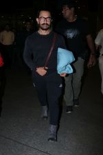 Aamir Khan Spotted At Airport on 26th Dec 2017 (16)_5a432debd84bc.JPG