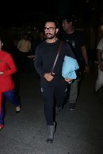 Aamir Khan Spotted At Airport on 26th Dec 2017 (20)_5a432df161dfa.JPG