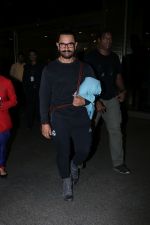 Aamir Khan Spotted At Airport on 26th Dec 2017 (5)_5a432ddbd9957.JPG