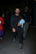 Aamir Khan Spotted At Airport on 26th Dec 2017 (7)_5a432ddedcb1c.JPG