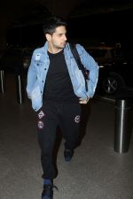 Sidharth Malhotra Spotted At Airport on 29th Dec 2017 (1)_5a45c078d139a.JPG