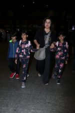 Farah Khan Spotted At Airport on 1st Jan 2018 (13)_5a4b2c4c113a3.JPG