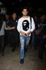  Sidharth Malhotra Spotted At Airport on 2nd Jan 2018 (1)_5a4c7a865ffb3.JPG