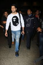  Sidharth Malhotra Spotted At Airport on 2nd Jan 2018 (10)_5a4c7a8caa896.JPG