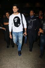  Sidharth Malhotra Spotted At Airport on 2nd Jan 2018 (11)_5a4c7a8d4ea41.JPG