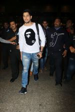  Sidharth Malhotra Spotted At Airport on 2nd Jan 2018 (12)_5a4c7a8e11c13.JPG