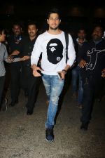  Sidharth Malhotra Spotted At Airport on 2nd Jan 2018 (14)_5a4c7a8fe843d.JPG