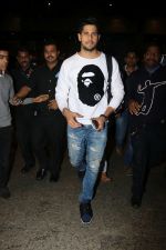  Sidharth Malhotra Spotted At Airport on 2nd Jan 2018 (15)_5a4c7a90a74cf.JPG