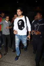  Sidharth Malhotra Spotted At Airport on 2nd Jan 2018 (2)_5a4c7a8759c91.JPG