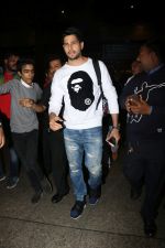  Sidharth Malhotra Spotted At Airport on 2nd Jan 2018 (3)_5a4c7a882ac9e.JPG