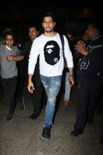  Sidharth Malhotra Spotted At Airport on 2nd Jan 2018 (5)_5a4c7a897e6b2.JPG