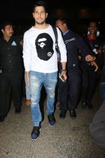  Sidharth Malhotra Spotted At Airport on 2nd Jan 2018 (9)_5a4c7a8c16884.JPG