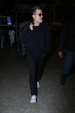 Anil Kapoor Spotted At Airport on 2nd Jan 2018 (10)_5a4c7aa4057df.JPG