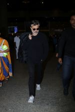Anil Kapoor Spotted At Airport on 2nd Jan 2018 (14)_5a4c7aa85c79c.JPG